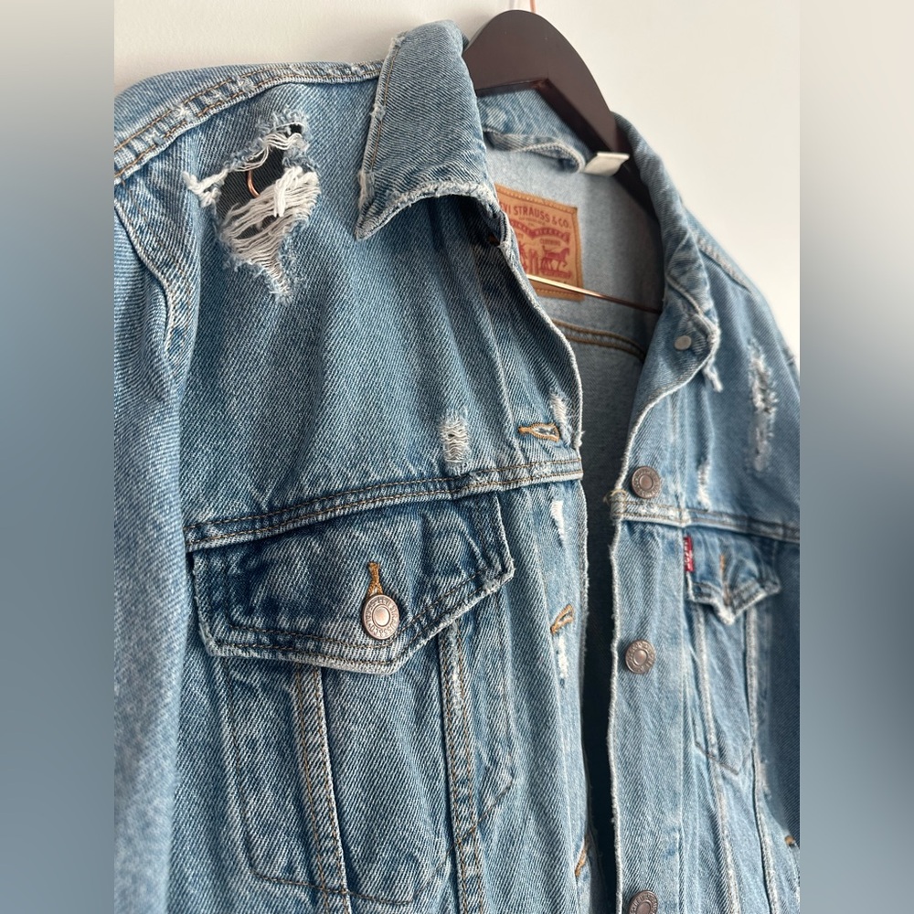 Light Wash Distressed Levi’s Jean Jacket Size Large - Picture 7 of 8